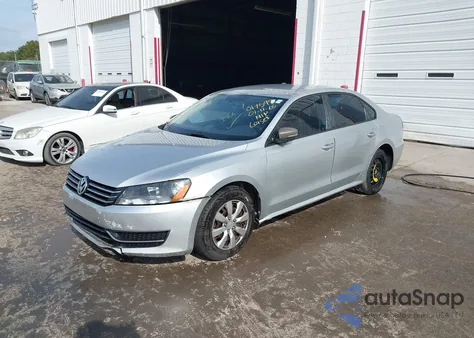 2014 Volkswagen Passat 2.5L S z USA, uszkodzony, nr VIN 1VWAH7A31EC017598